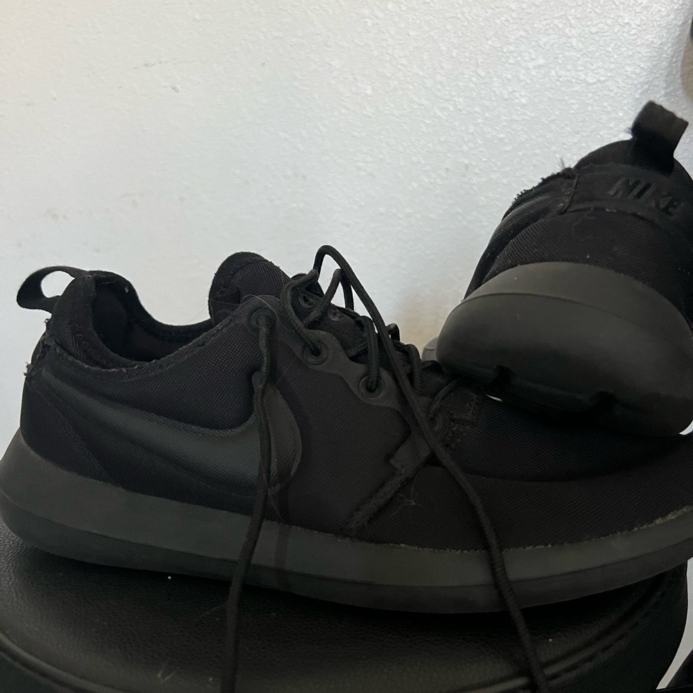 Nike Roshe triple black women’s 8